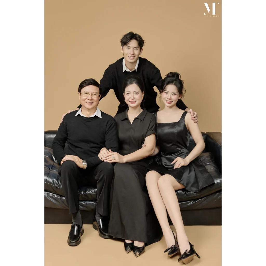 chụp ảnh gia đình studio - ảnh 2